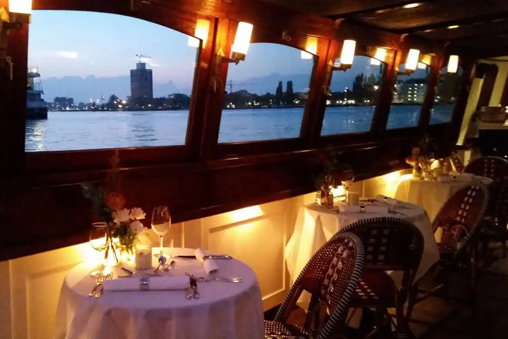 Diner op een rondvaartboot in Amsterdam – Romantisch diner op de grachten