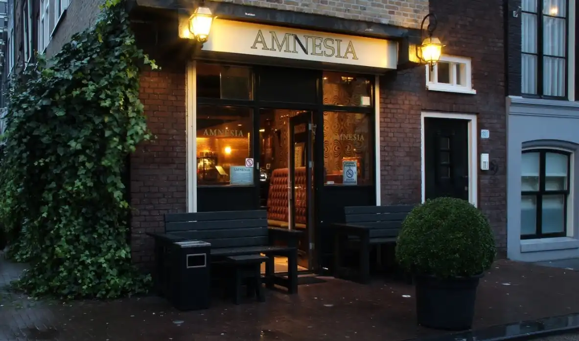 Amnesia Coffeeshop Amsterdam – Stijlvolle gevel aan de gracht van een hoog aangeschreven cannabiscafé