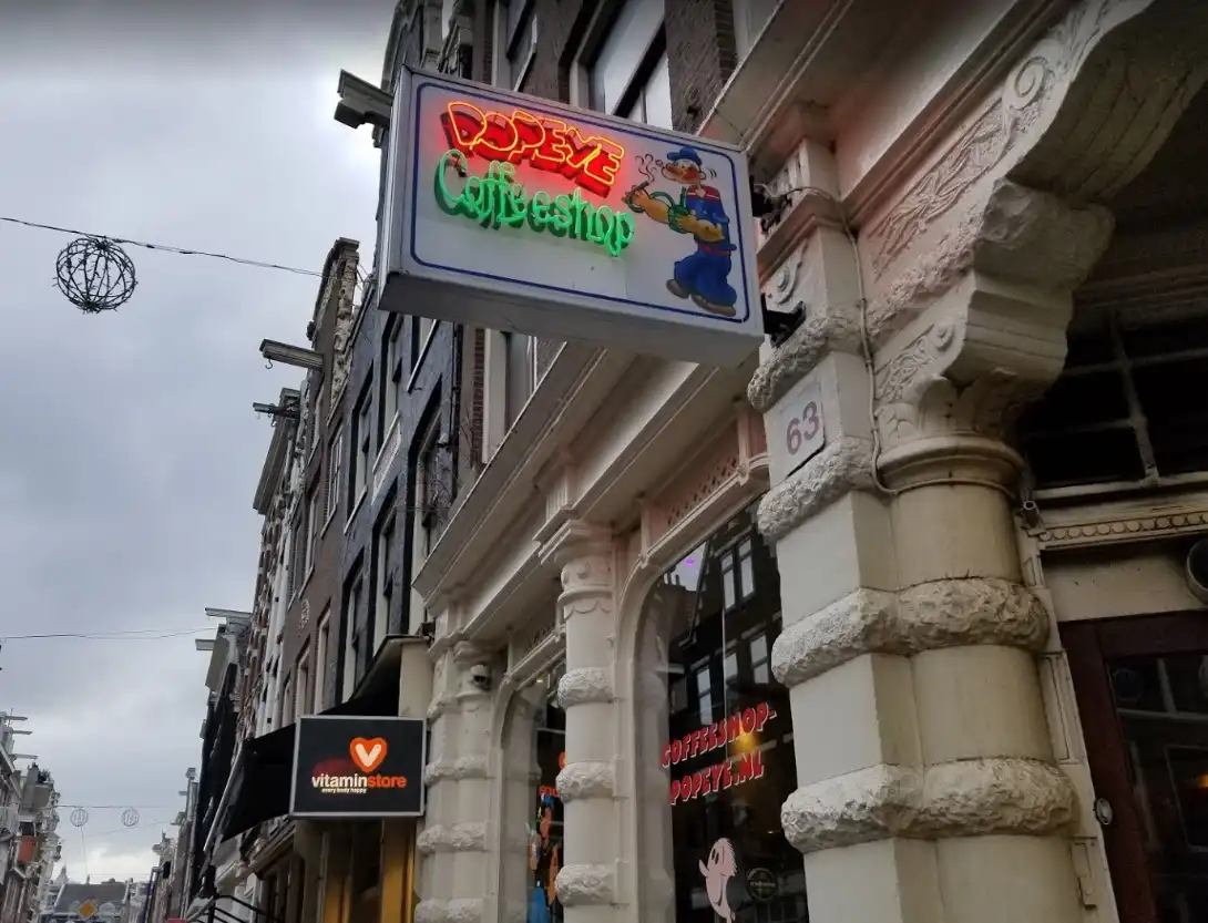 Popeye Coffeeshop Amsterdam – Vooraanzicht van een klassiek cannabiscafé aan de Haarlemmerstraat
