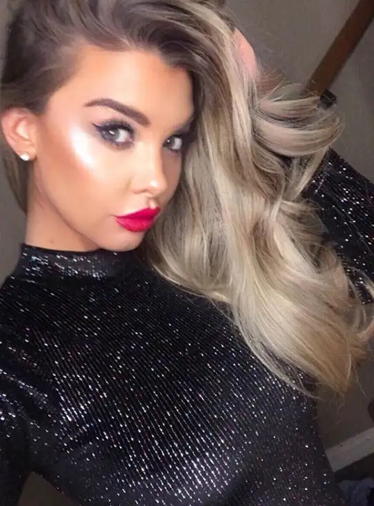 Emily met glamoureuze make-up en een glitterjurk – escort