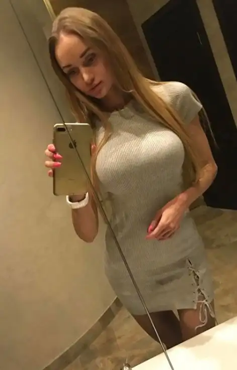 Youliana, hot Amsterdam escort taking a stylish selfie