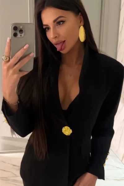 Daniela independent escort taking mirror selfie in black outfit in Amsterdam