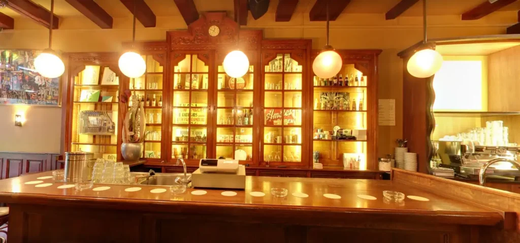 Een kijkje in 420 Café Amsterdam – Het gezellige interieur van een klassieke Nederlandse coffeeshop