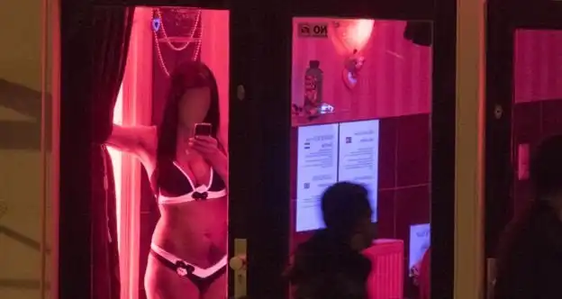 Roodlichtraam met een artieste in lingerie