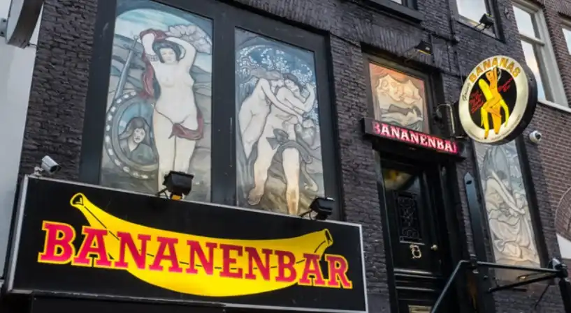 Ingang van de Banana Bar in de rosse buurt van Amsterdam