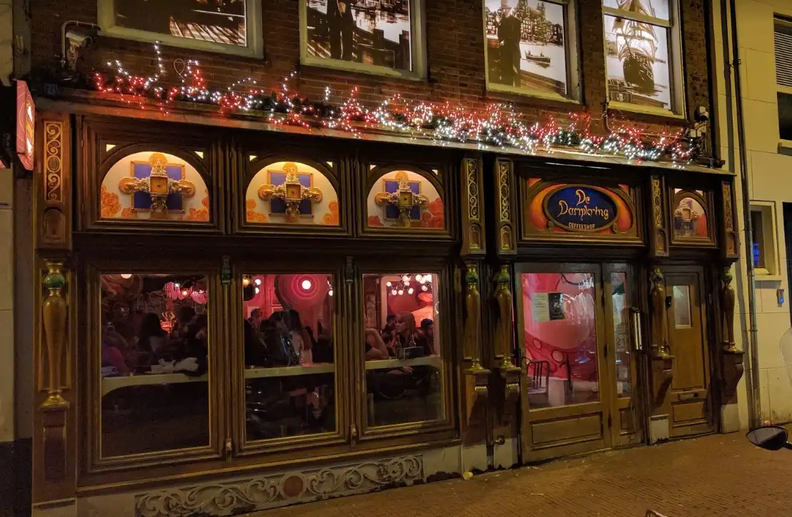 Een kijkje in De Dampkring Amsterdam – Uniek coffeeshopinterieur met een artistieke sfeer
