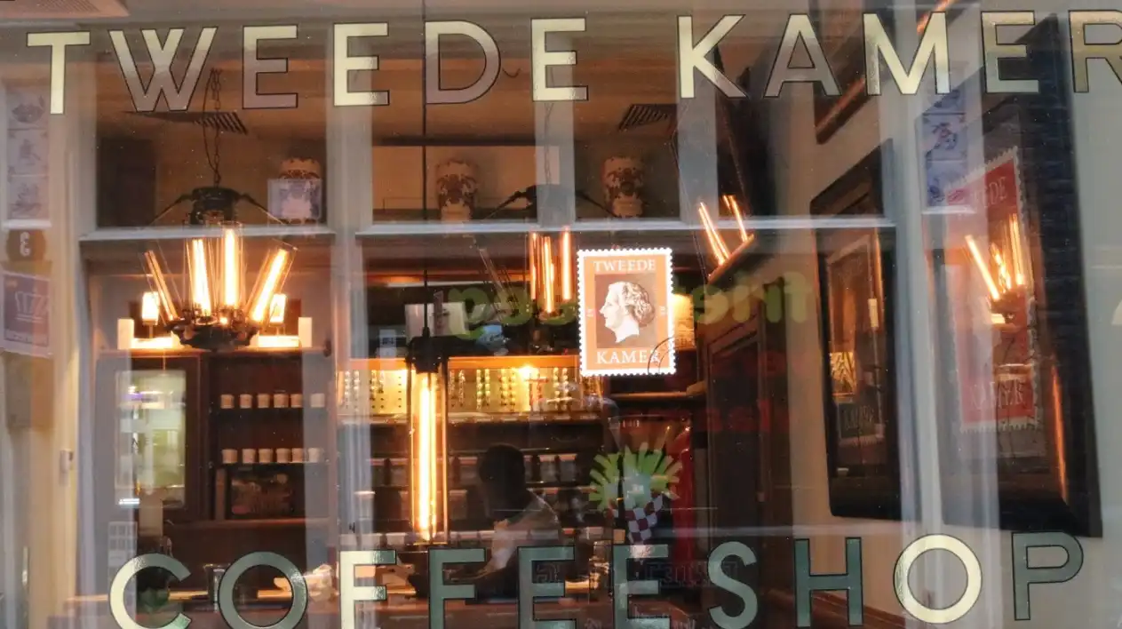 De Tweede Kamer Coffeeshop Amsterdam – Historische ingang van een cannabiscafé in het stadscentrum