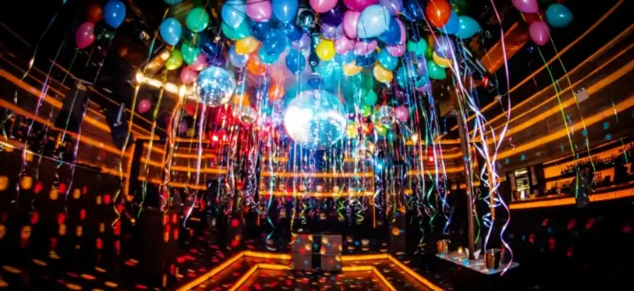 Kleurrijk interieur van een nachtclub in Amsterdam