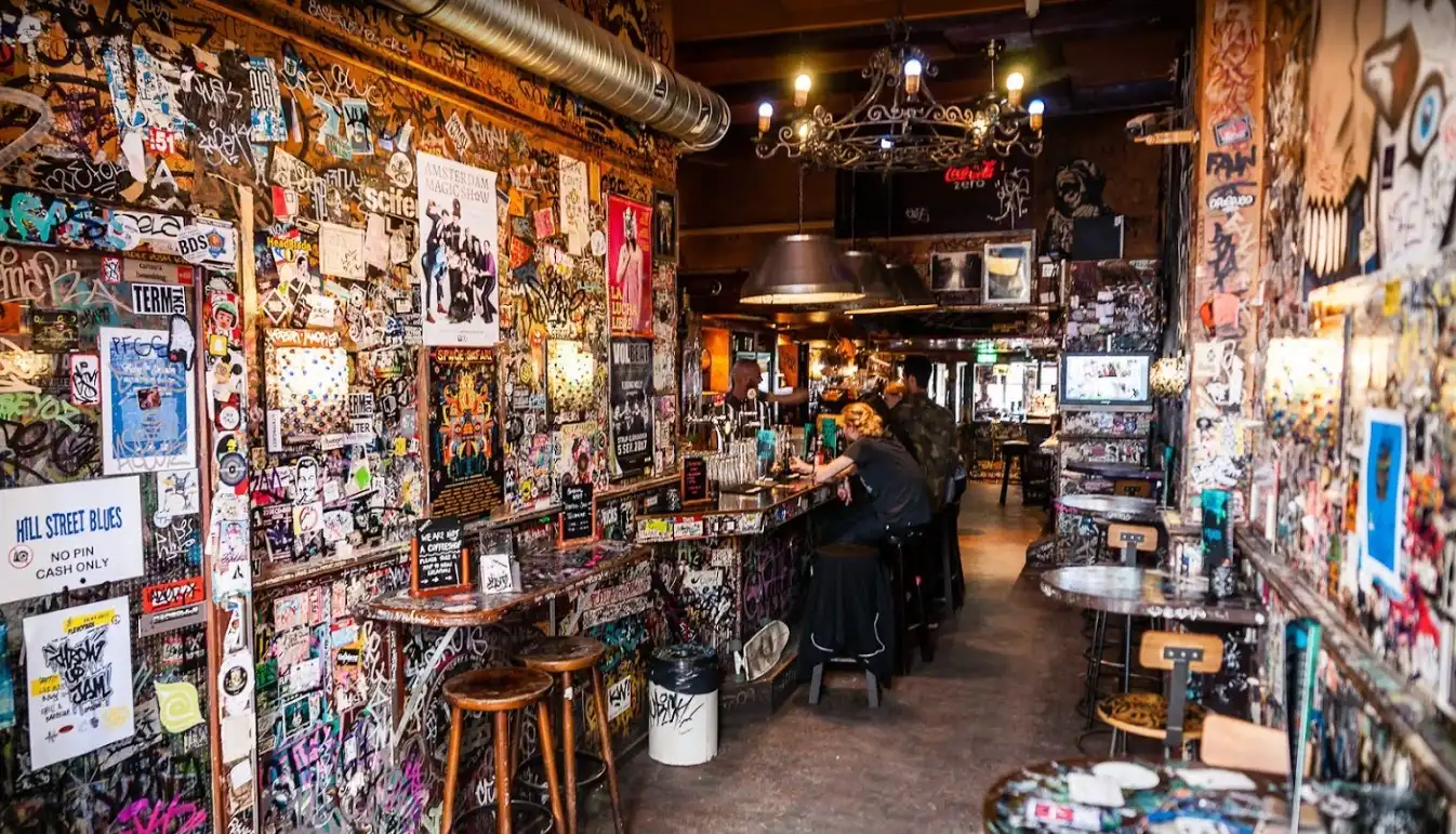 Hill Street Blues Coffeeshop Amsterdam – Iconische, met graffiti bedekte gevel aan de gracht