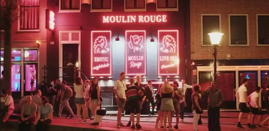 Ingang van het Moulin Rouge-theater in Amsterdam