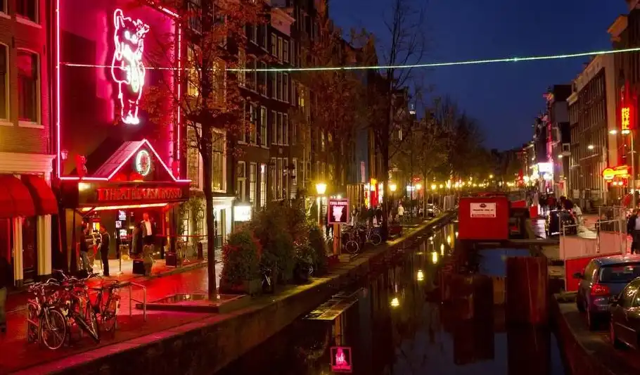 Prachtig uitzicht op de rosse buurt van Amsterdam bij schemering
