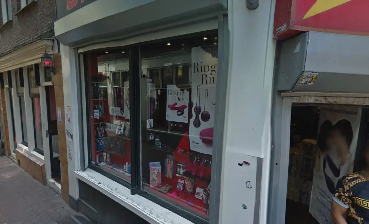 Red Rose Winkel Amsterdam – Intimate & Discreet Sex Shop in the Red Light District Red Rose Winkel is a discreet and inviting sex shop located in Amsterdam’s Red Light District. Known for its intimate atmosphere, the store offers a curated range of sex toys, lingerie, and adult products for all preferences and experience levels.