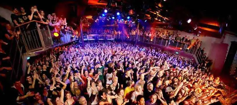 Enorme menigte op een uitgaansfeest in Amsterdam