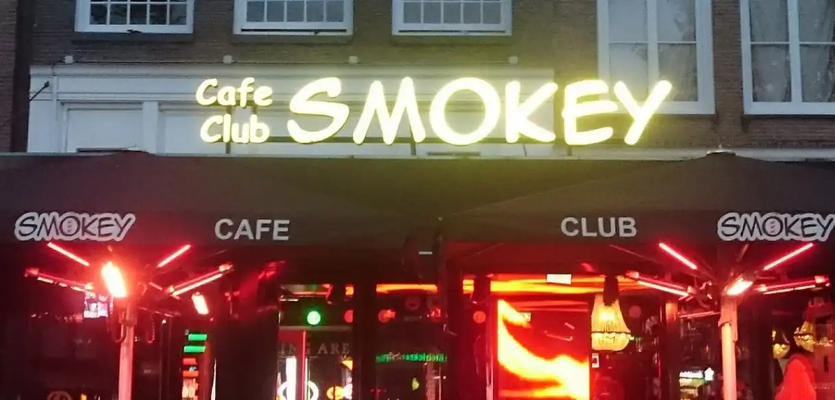 Smokey Coffeeshop Amsterdam – Levendig cannabiscafé met clubsfeer op het Rembrandtplein