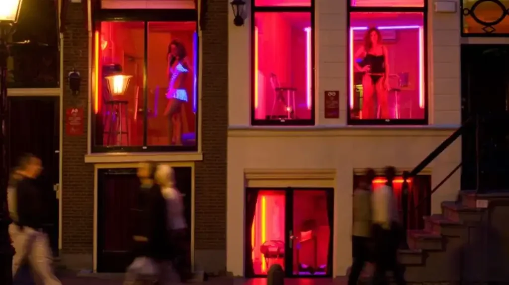 De etalages in de Amsterdamse rosse buurt bij nacht