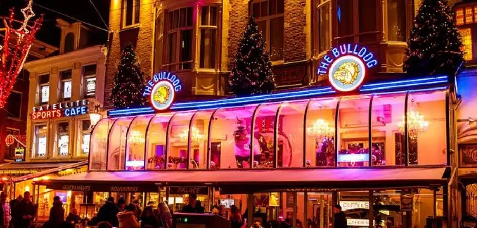 Ingang van The Bulldog Coffeeshop in de rosse buurt van Amsterdam