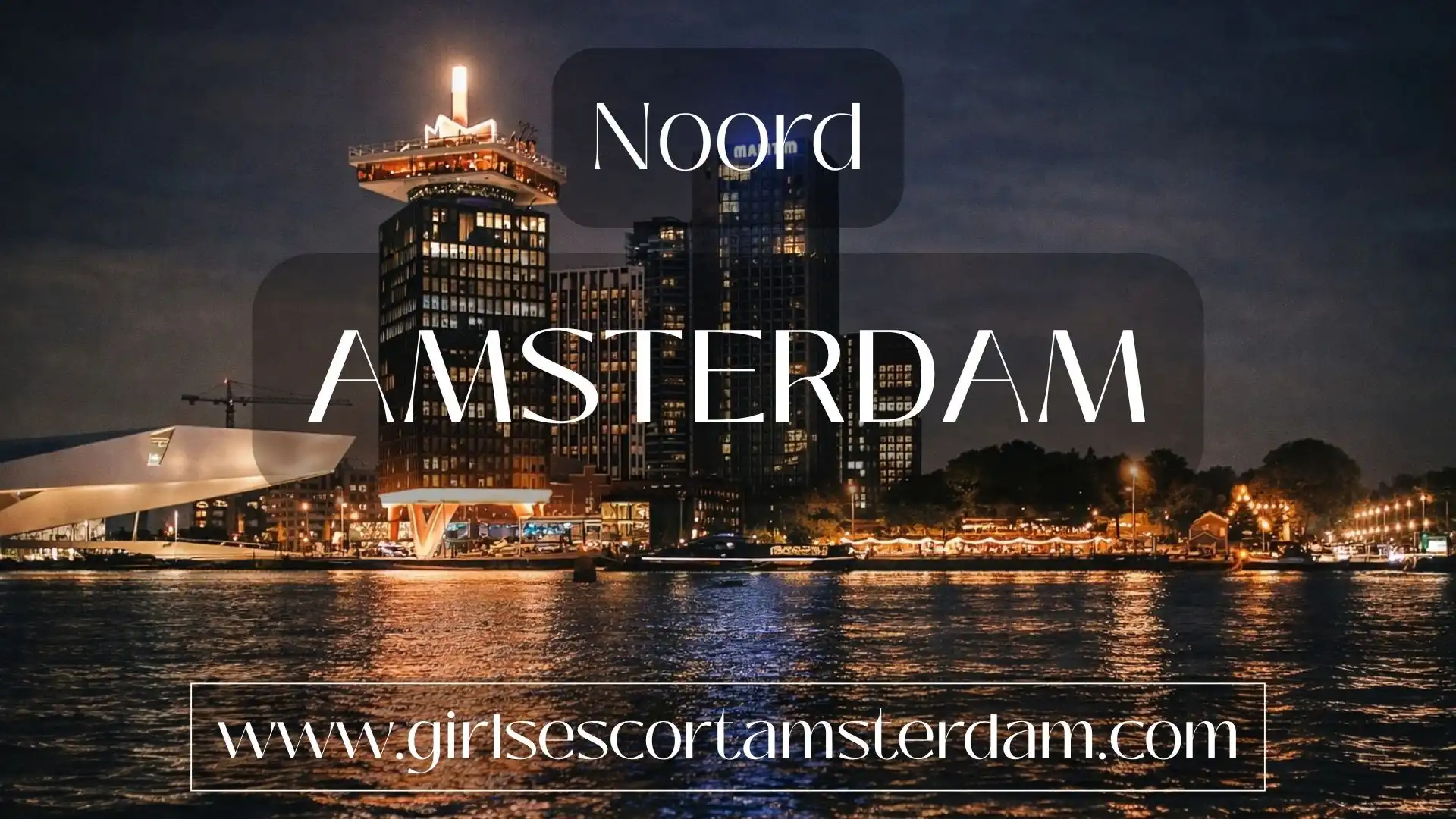 Uitzicht op de waterkant van Amsterdam-Noord aan de overkant van het IJ